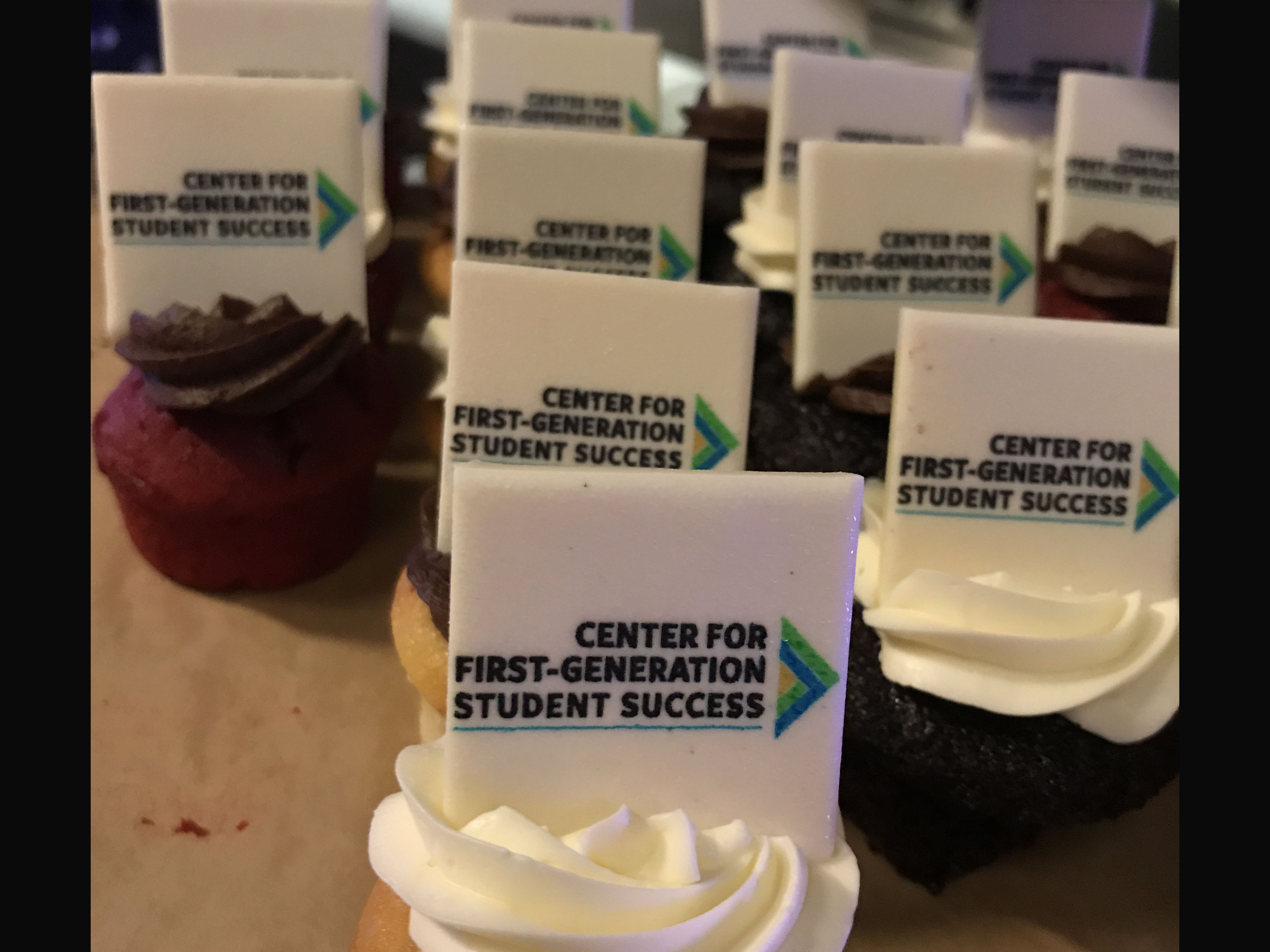 Center second anniverssary  cupcakes